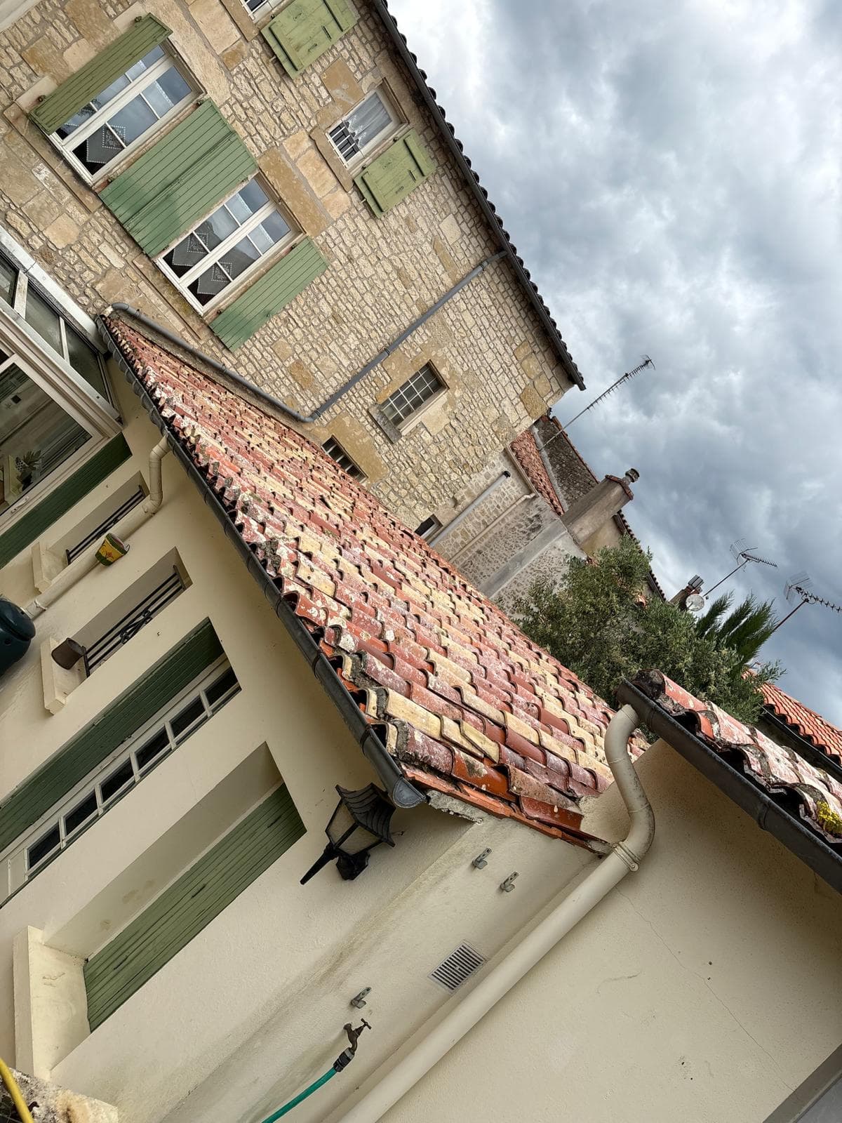 Toiture en tuiles d'une maison vendéenne en pierre
